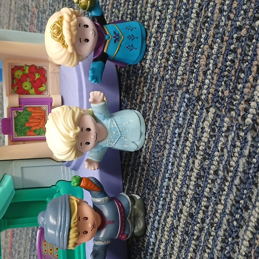 Fisher Price Little People Frozen-Themed Playset with 5 Characters - Picture 3 of 7
